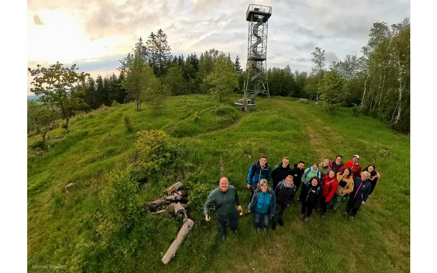 Eine Gruppe Wandernde beim Rothaarsteig InstaHike vor dem Gillerbergturm