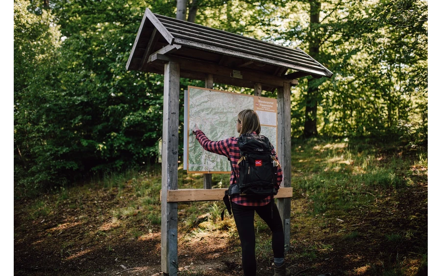 Frau an einem Rothaarsteig-Wanderportal
