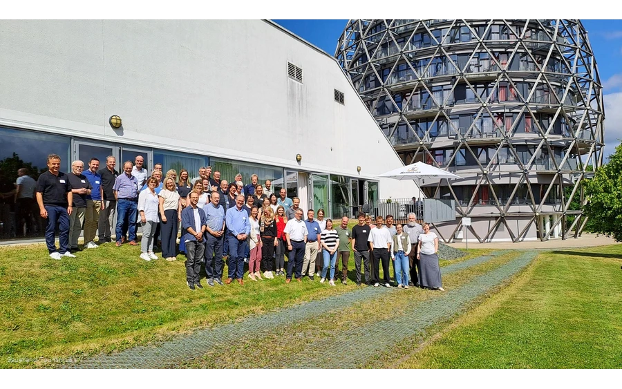 Eine Gruppe bestehend aus Partnern des Rothaarsteigs vor dem Hotel Oversum in Winterberg