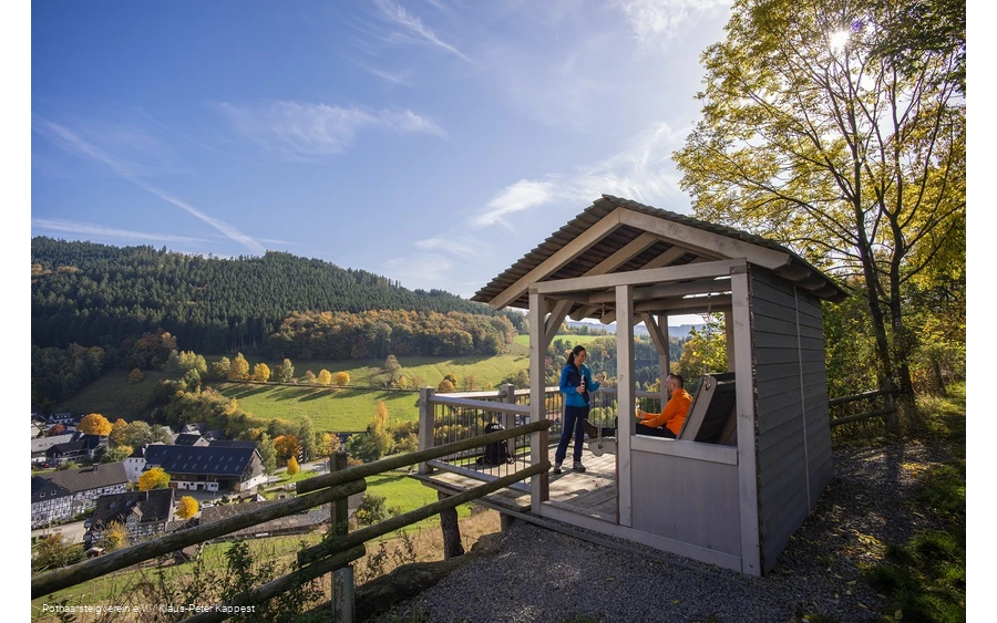 Häuschen mit Waldschaukel oberhalb von Niedersorpe auf der Rothaarsteig-Spur Sorper-Panoramapfad
