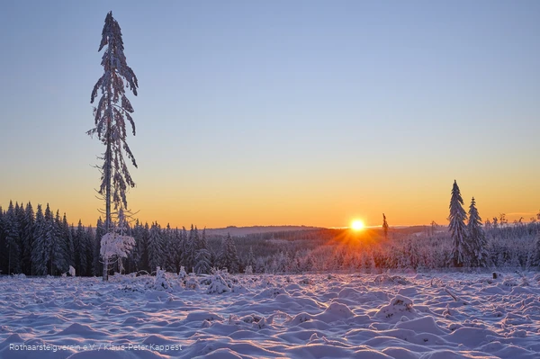 Sonnenuntergang über verschneiter Landschaft am Rothaarsteig
