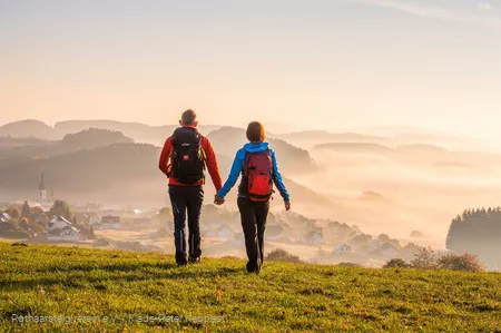 Wanderer auf einer Rothaarsteig-Spur