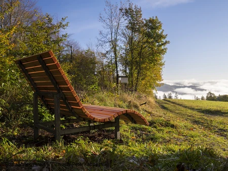 Rothaarsteig-Waldsofa auf einer Lichtung