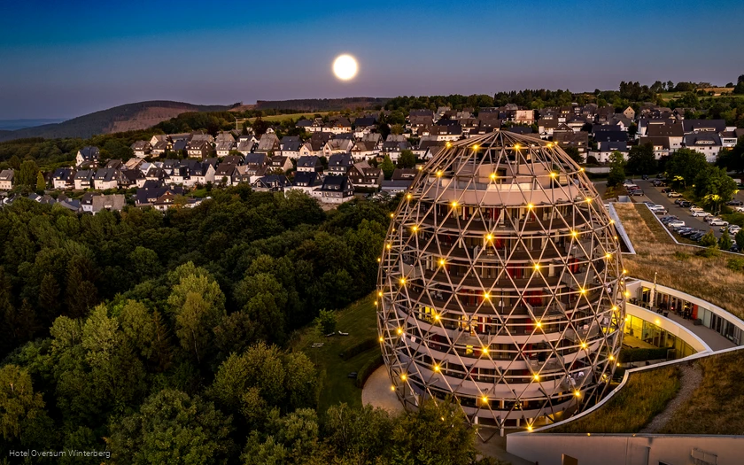 Außenansicht Rothaarsteig Qualitätsbetrieb Hotel Oversum Winterberg bei Nacht