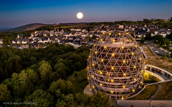 Außenansicht Rothaarsteig Qualitätsbetrieb Hotel Oversum Winterberg bei Nacht