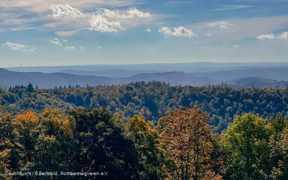 Aussicht von der Ginsburg über die herbstliche Landschaft am Rothaarsteig
