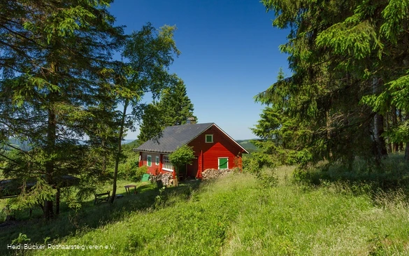 Rotes Haus am Rothaarsteig zwischen Lenneplätze und Langewiese