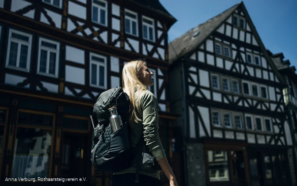 Wanderin vor Fachwerkhäusern in Dillenburg