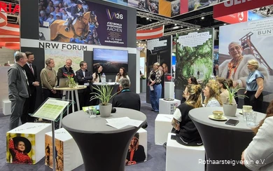 Einblick in den Auftakt der Jubiläumsveranstaltung des Rothaarsteigs auf der ITB in Berlin mit einem Talk zwischen verschiedenen Beteiligten des Rothaarsteigs.