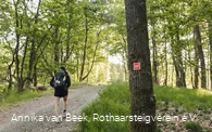 Wanderin auf einem Schotterweg auf dem Rothaarsteig