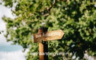 Holzschild mit der Aufschrift "Zum Rothaarsteig"