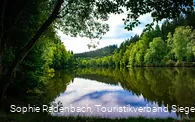 Der Rösper Weiher liegt nahe des Weges und bietet Ruhe und Platz zum Rasten.