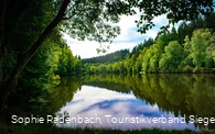 Der Rösper Weiher liegt nahe des Weges und bietet Ruhe und Platz zum Rasten.