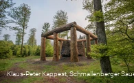 Skulptur: Stein-Zeit-Mensch