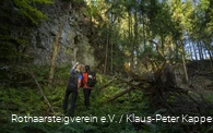 Zwei Personen im stillgelegten Steinbruch "Knollen" auf der Rothaarsteig-Spur Sorper Panoramapfad