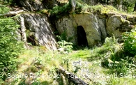 Spannende Entdeckungen auf dem Weg - Der Gewölbekeller, im Fels des Berghanges, ist ein Relikt der Wüstung Fuchshausens.