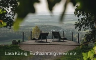 Zwei Waldsofas auf der Aussichtsplattform auf der Tiefenrother Höhe am Rothaarsteig