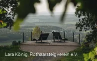 Zwei Waldsofas auf der Aussichtsplattform auf der Tiefenrother Höhe am Rothaarsteig
