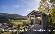 Häuschen mit Waldschaukel oberhalb von Niedersorpe auf der Rothaarsteig-Spur Sorper-Panoramapfad