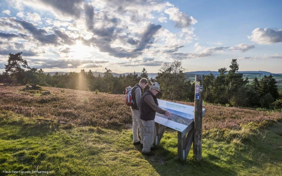 Wanderer an der Infotafel auf dem Kahlen Pön