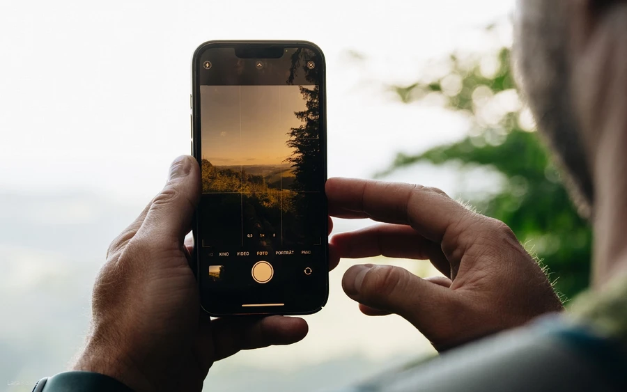Person fotografiert mit einem Smartphone