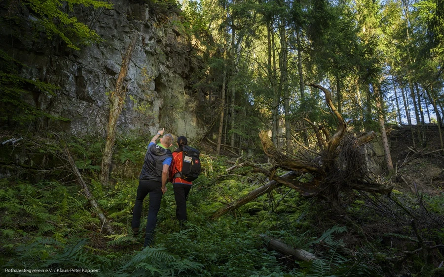 Zwei Personen im stillgelegten Steinbruch "Knollen" auf der Rothaarsteig-Spur Sorper Panoramapfad