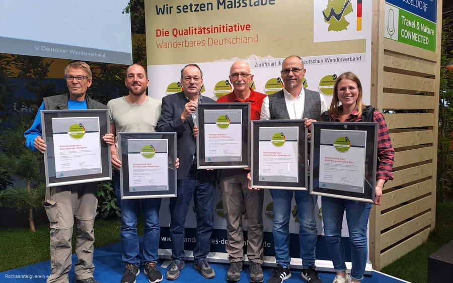 Urkundenübergabe für die zertifizierten Rothaarsteig-Spuren auf dem Caravan Salon in Düsseldorf