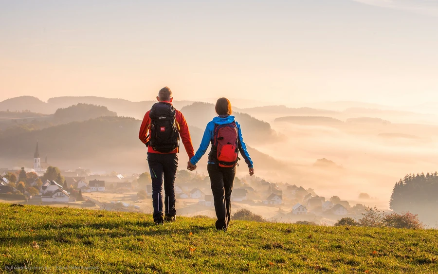 Wanderer auf einer Rothaarsteig-Spur