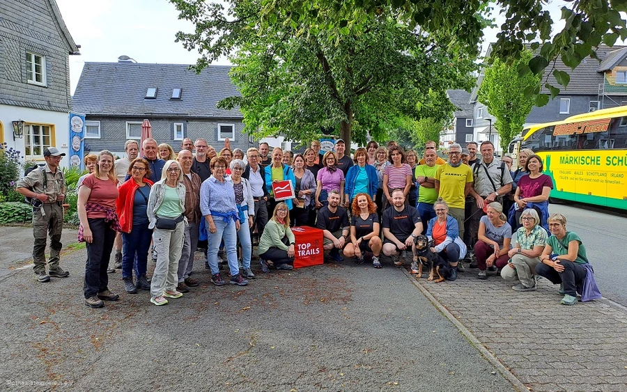 Teilnehmende des SportScheck Wandertags auf dem Rothaarsteig