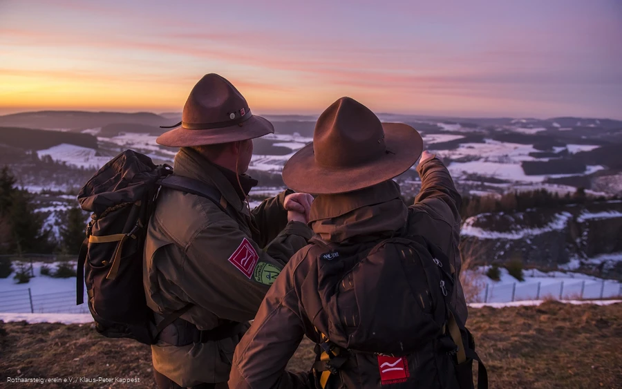 Ranger am Rothaarsteig schauen in die Landschaft