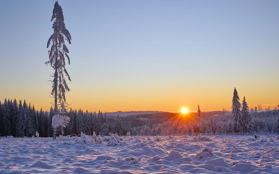 Sonnenuntergang über verschneiter Landschaft am Rothaarsteig