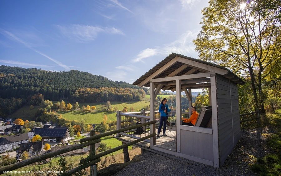 Häuschen mit Waldschaukel oberhalb von Niedersorpe auf der Rothaarsteig-Spur Sorper-Panoramapfad