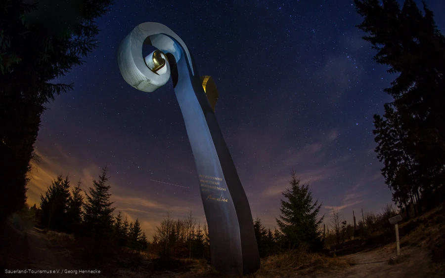 Skulptur "Der Krummstab" am WaldSkulpturenWeg