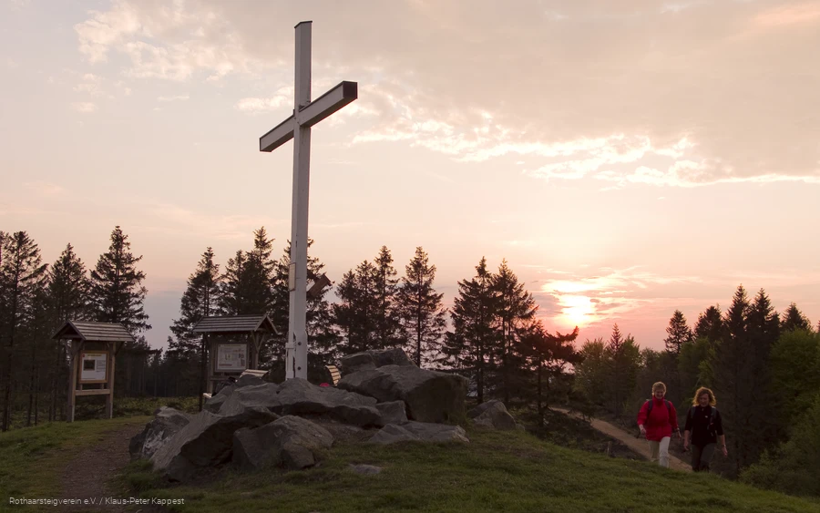 Gipfelkreuz Clemensberg.jpg Gipfelkreuz auf dem Clemensberg am Rothaarsteig