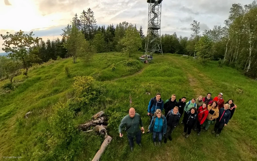 Eine Gruppe Wandernde beim Rothaarsteig InstaHike vor dem Gillerbergturm