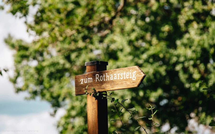 Holzschild mit der Aufschrift "Zum Rothaarsteig"