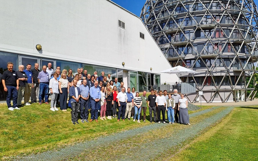 Eine Gruppe bestehend aus Partnern des Rothaarsteigs vor dem Hotel Oversum in Winterberg