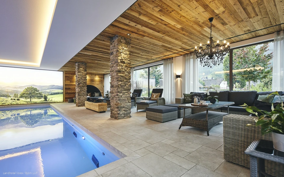Poolbereich im Landhotel Voss mit Liegen und Sitzecke
