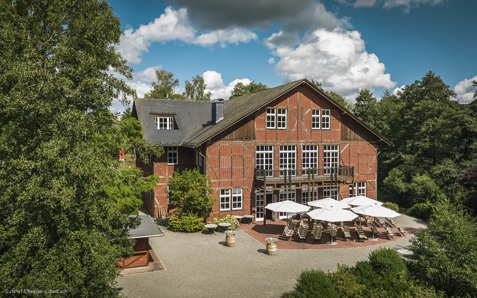 Luftaufnahmen Gutshof & Residenz Itterbach mit Terrasse