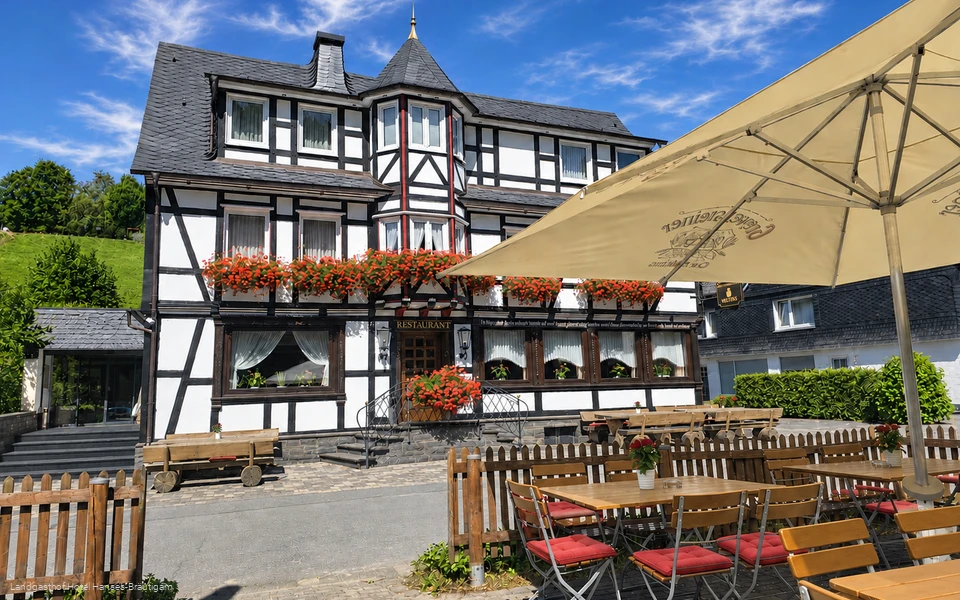 Außenansicht mit Terrasse Landgasthof Hotel Hanses-Bräutigam