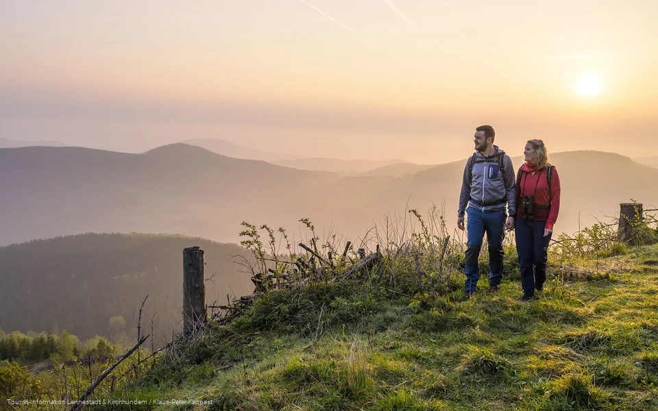 Zwei Wandernde vor den Sauerländer Bergen