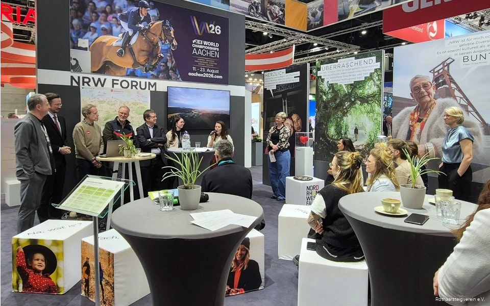 Einblick in den Auftakt der Jubiläumsveranstaltung des Rothaarsteigs auf der ITB in Berlin mit einem Talk zwischen verschiedenen Beteiligten des Rothaarsteigs.