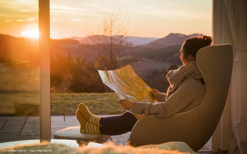Frau schaut auf Rothaarsteig-Wanderkarte