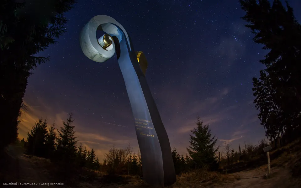 Skulptur "Der Krummstab" am WaldSkulpturenWeg