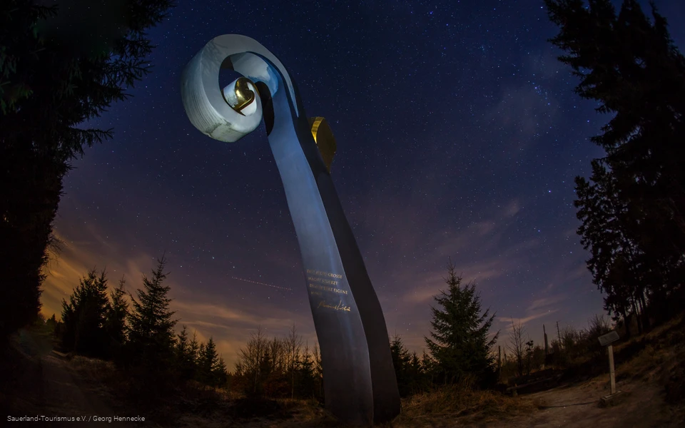 Skulptur "Der Krummstab" am WaldSkulpturenWeg