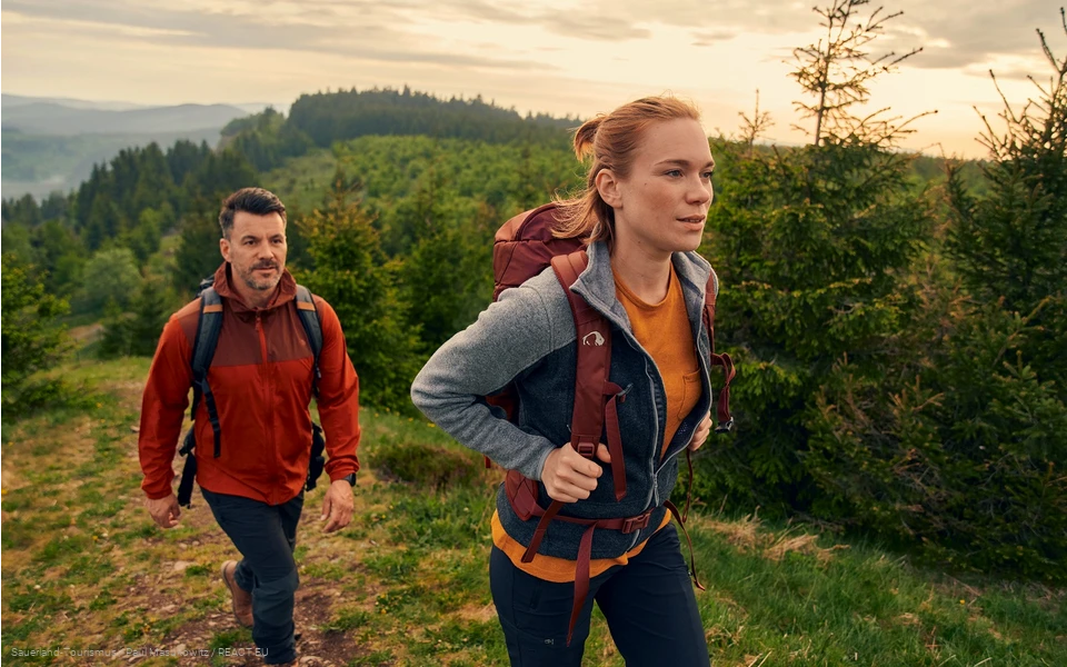 Wanderndes Pärchen erklimmt den Clemensberg