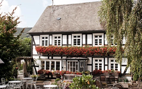 Außenansicht Cafe Heimes Saalhausen Rothaarsteig Qualitätsbetrieb