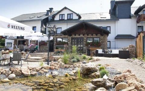 Terrasse und Eingangsbereich im LandKomfort Hotel Elsenmann