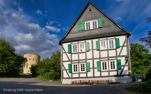 Ginsburg Café mit Ginsburg im Hintergrund