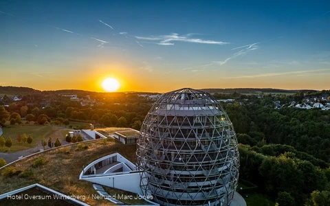 Außenansicht Hotel Oversum Winterberg im Sonnenuntergang